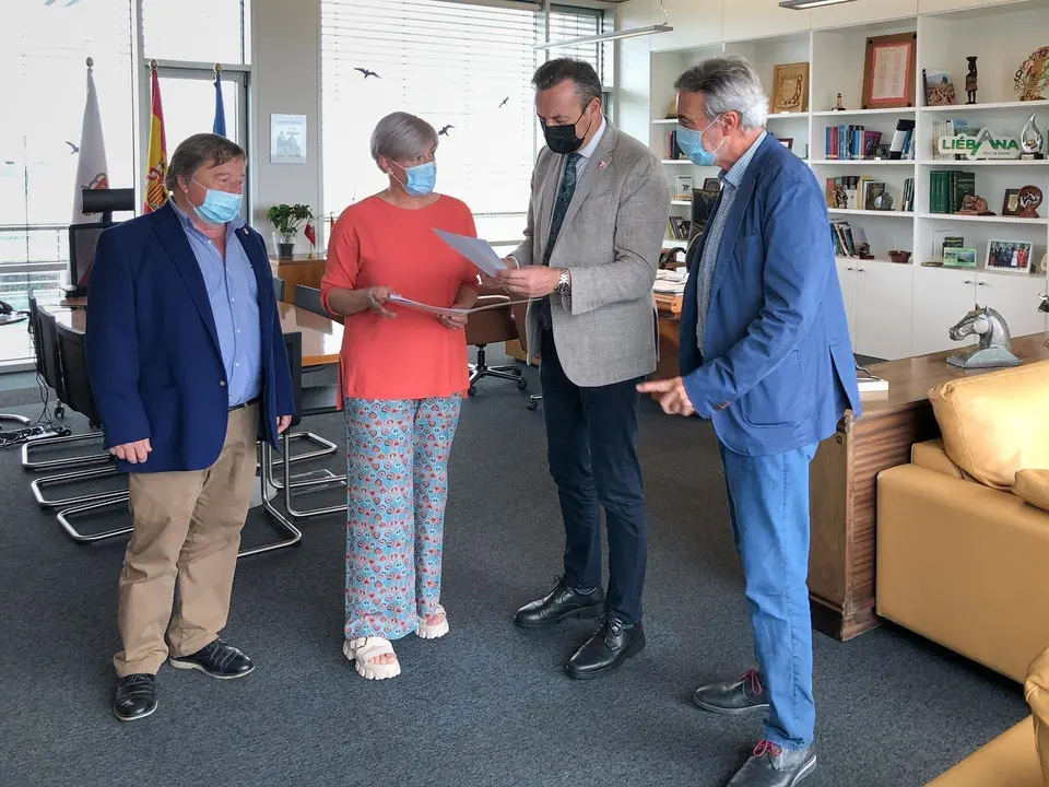 El Consejero De Desarrollo Rural, Ganader&iacute;a, Pesca, Alimentaci&oacute;n Y Medio Ambiente, Guillermo Blanco, Recibe A La Alcaldesa De Polanco, Rosa D&iacute;az