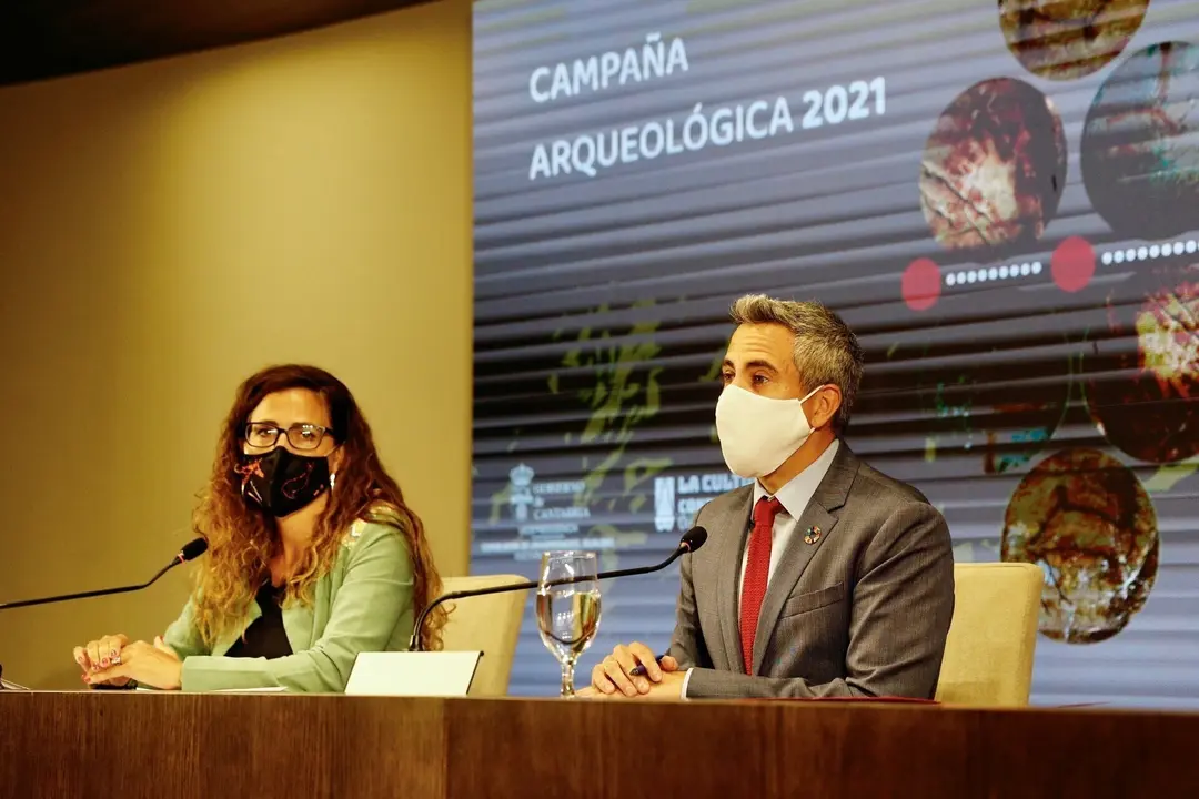 El vicepresidente del Gobierno y consejero de Universidades, Igualdad, Cultura y Deporte , Pablo Zuloaga, y la directora general de Patrimonio Cultural y Memoria Hist&oacute;rica, Zoraida Hijosa, presentan la Campa&ntilde;a Arqueol&oacute;gica de Cantabria 2021.