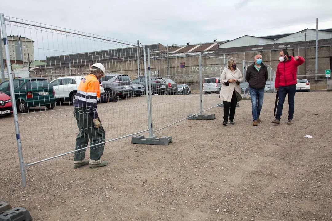 La alcaldesa de Camargo, Esther Bolado, acompa&ntilde;ada por el concejal de Obras, &Iacute;&ntilde;igo G&oacute;mez, y por el edil de Desarrollo Local, Eugenio G&oacute;mez, asiste al inicio de las obras de urbanizaci&oacute;n de la parcela exterior de La Vidriera.