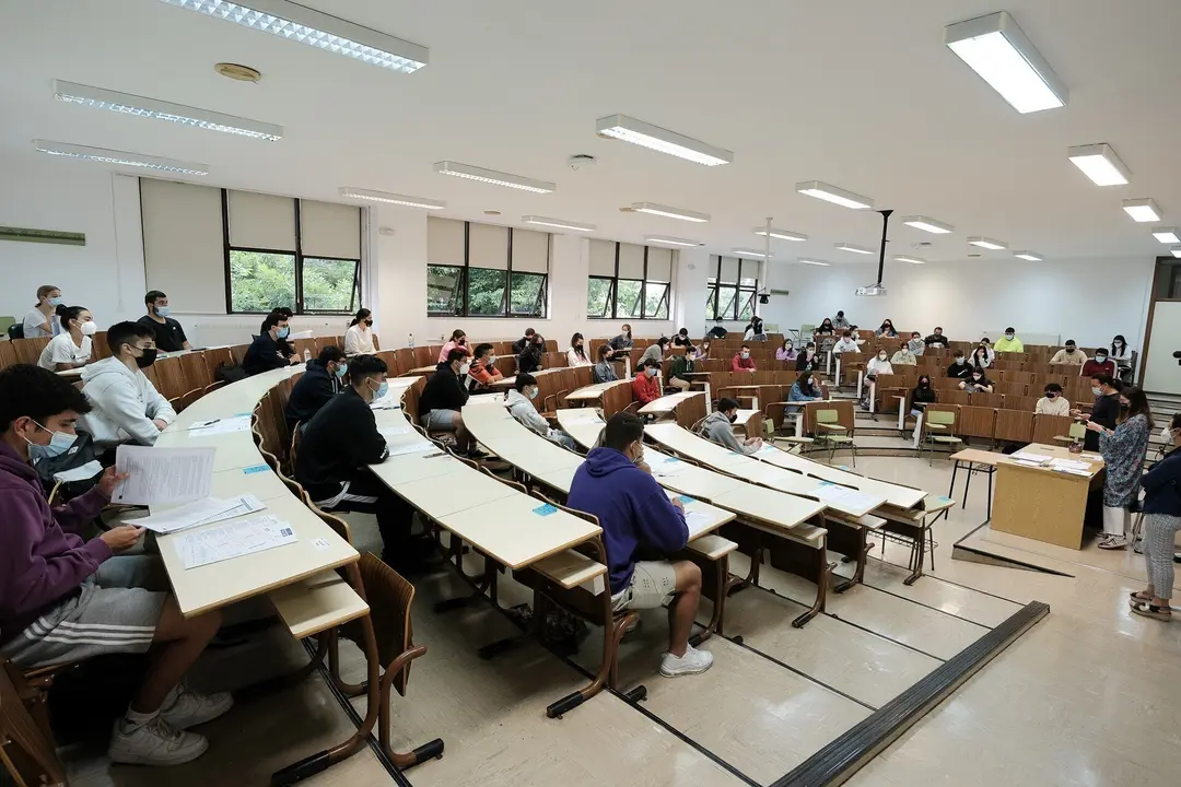Varios estudiantes durante las pruebas de la EBAU de 2021 en un aula de la Facultad de Psicolog&iacute;a de la Universidad de Santiago de Compostela
