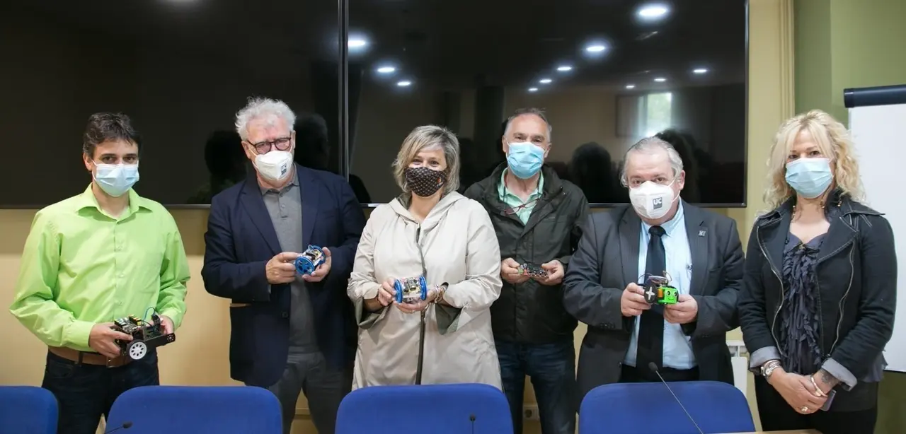 El director del curso, Iv&aacute;n Bermejo, el vicerrector de Cultura, Tom&aacute;s Mantec&oacute;n, la alcaldesa de Camargo, Esther Bolado, el concejal de Nuevas Tecnolog&iacute;as, Eugenio G&oacute;mez, y el director de la sede universitaria, Jos&eacute; Mar&iacute;a Zamanillo.