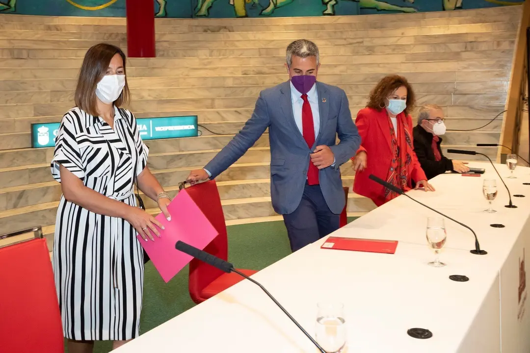 El vicepresidente y consejero, Pablo Zuloaga, y la consejera de Econom&iacute;a, Mar&iacute;a S&aacute;nchez,en la presentaci&oacute;n de Encuentros Culturales de la Fundaci&oacute;n Comillas.