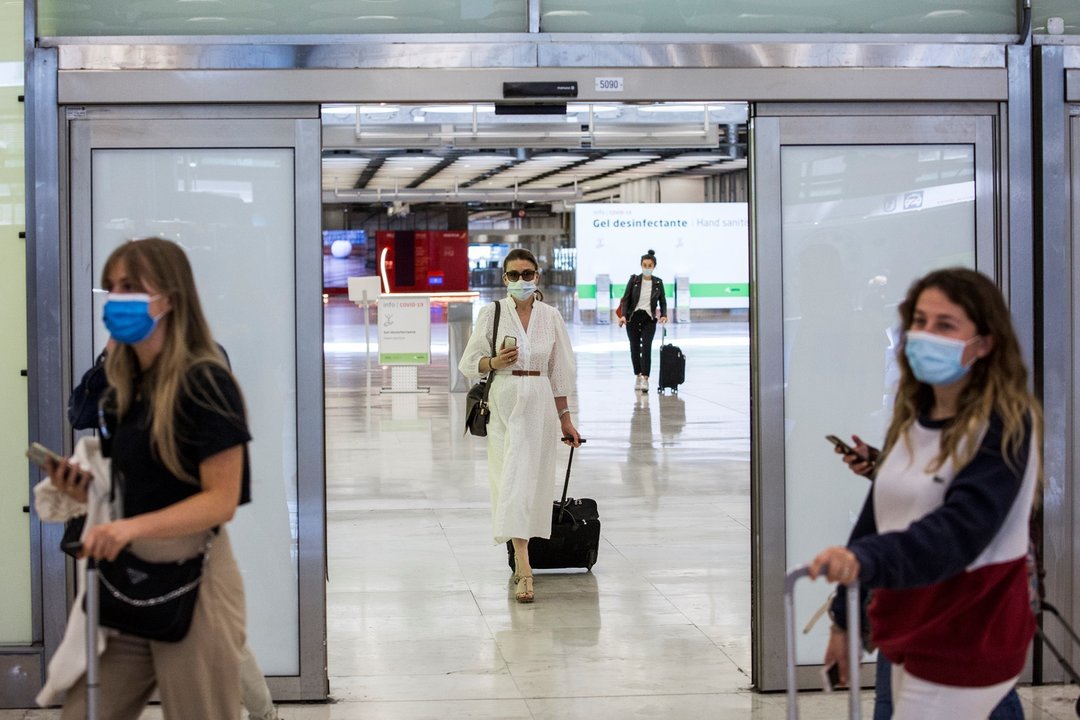Pasajeros a su llegada a las instalaciones de la Terminal T4  del Aeropuerto Adolfo Suárez Madrid-Barajas en Madrid.