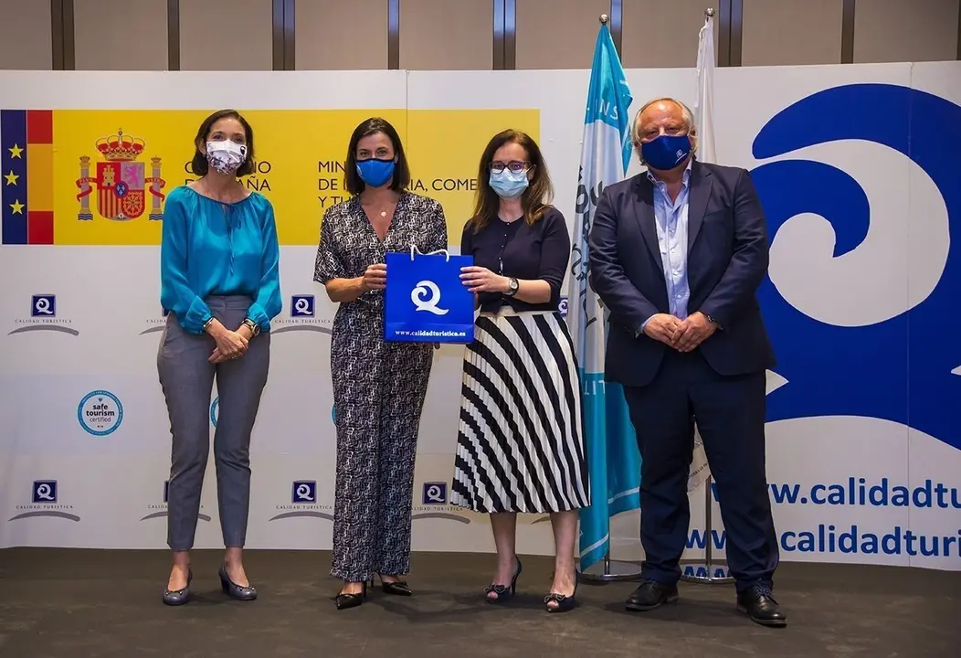 La alcaldesa de Santander, Gema Igual, y la concejala de Medio Ambiente, Margarita Rojo, reciben la bandera Q.