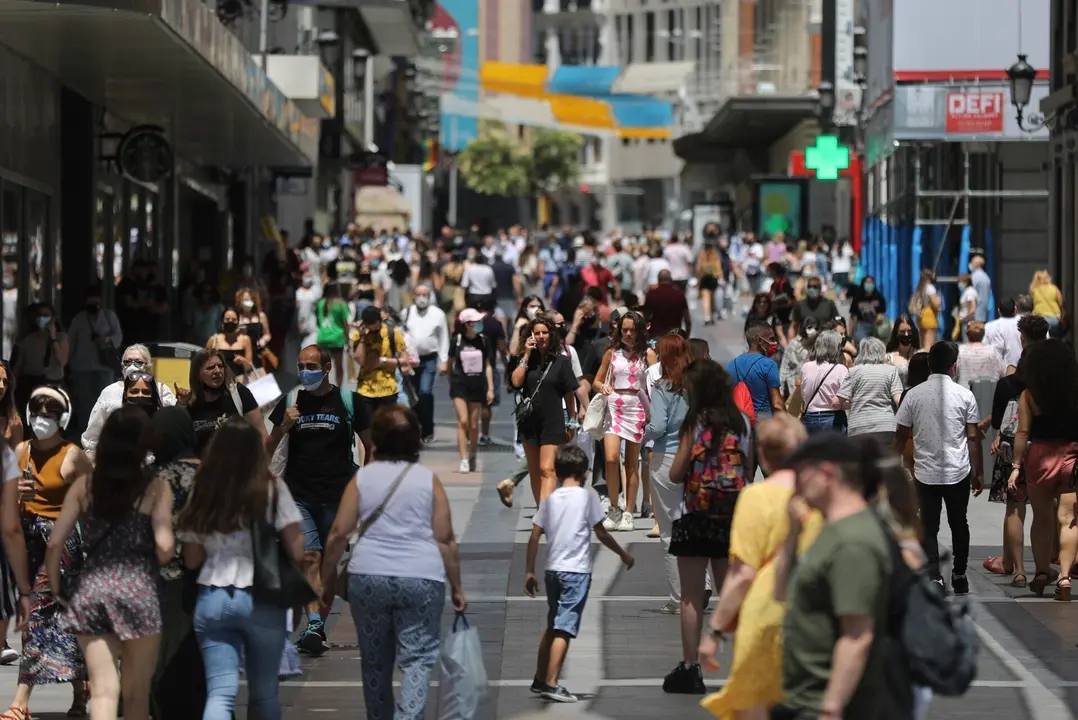 Un grupo de personas camina en el centro de la capital, a 28 de junio de 2021, en Madrid, (Espa&ntilde;a).
