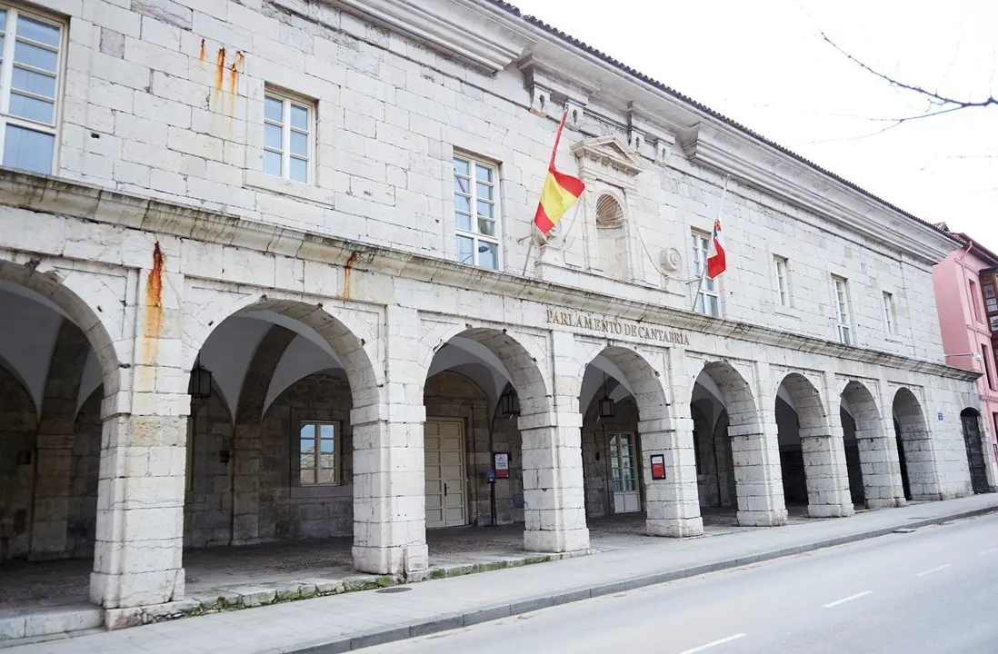Archivo - Exterior del Parlamento de Cantabria donde se ha celebrado hoy una sesi&oacute;n plenaria para la aprobaci&oacute;n de los Presupuestos de 2020, en Santander (Espa&ntilde;a), a 19 de diciembre de 2019.