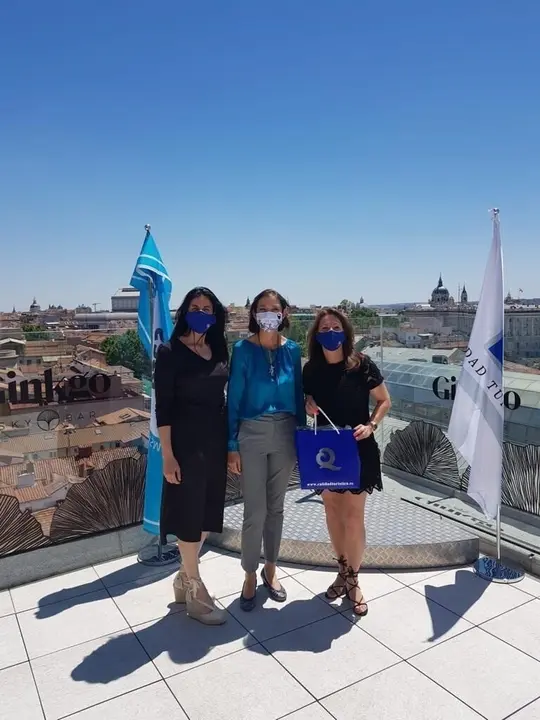 La ediles de Noja con Reyes Maroto