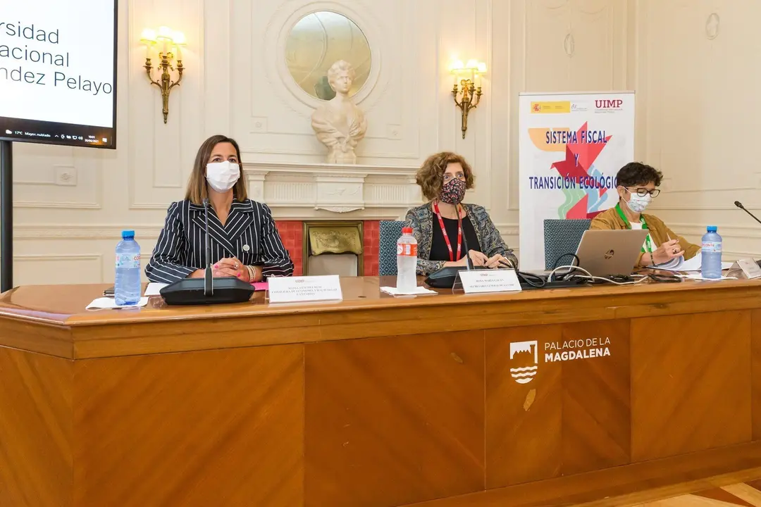 La subsecretaria de Hacienda, Pilar Paneque, y la consejera de Econom&iacute;a y Hacienda de Cantabria, Mar&iacute;a S&aacute;nchez, en la inauguraci&oacute;n del curso 'Sistema Fiscal y Transici&oacute;n Ecol&oacute;gica'.