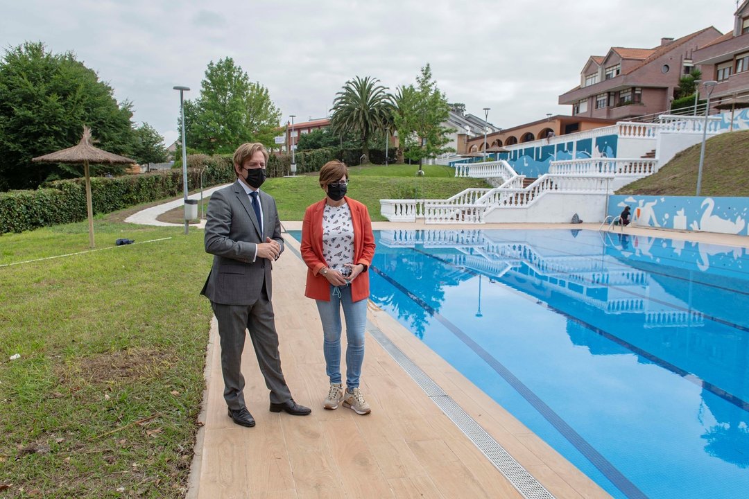 El alcalde de Reocín, Pablo Diestro, y la concejala de Obras y Deportes, Margari Martínez, en las piscinas de Puente San Miguel
