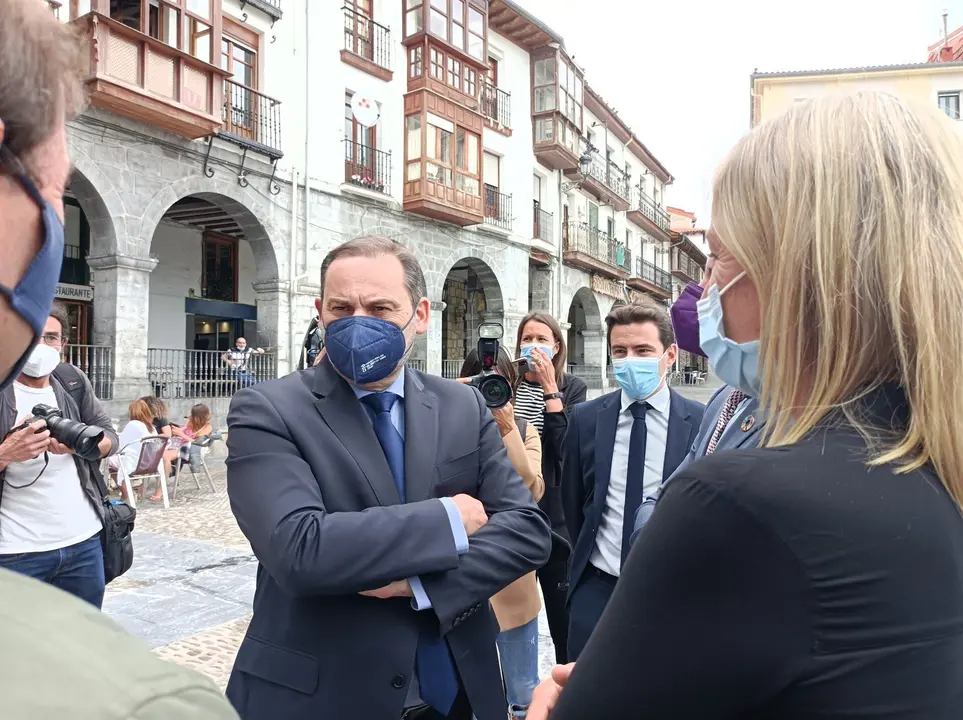 El ministros de Transportes, Jos&eacute; Luis &Aacute;balos, en Castro Urdiales