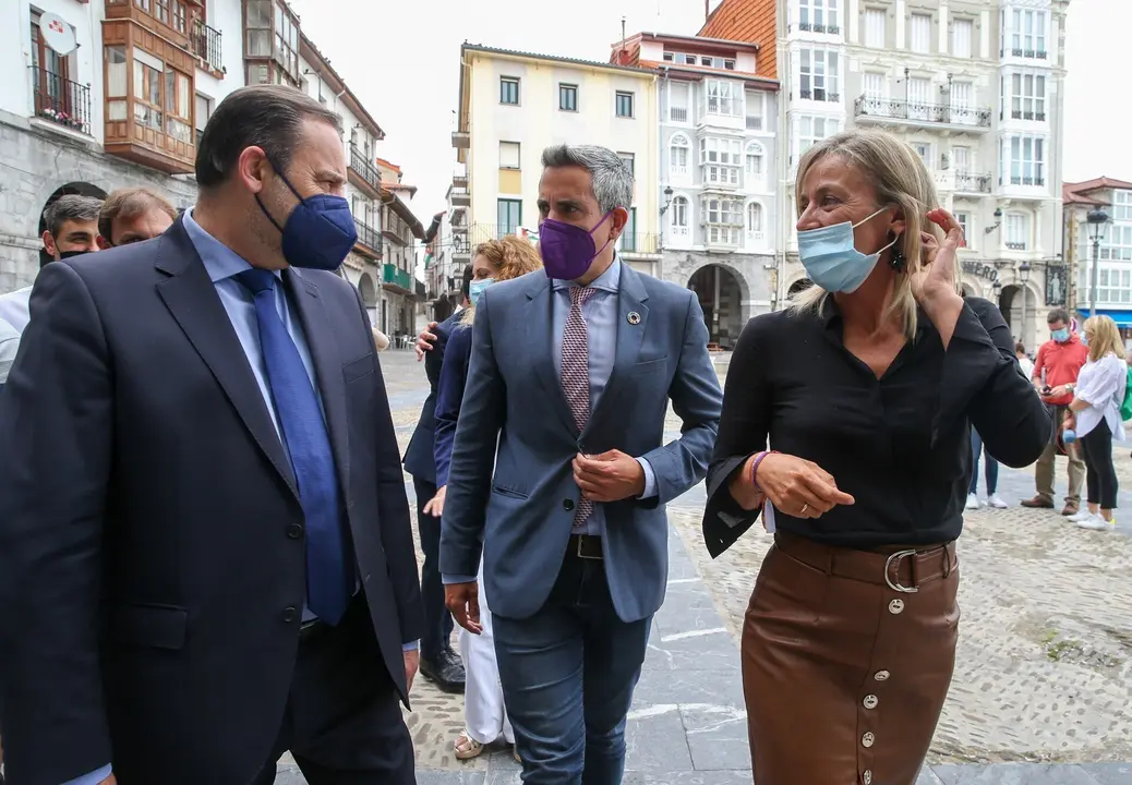 El ministro de Transportes, Movilidad y Agenda Urbana, Jos&eacute; Luis &Aacute;balos (i); el vicepresidente de Cantabria, Pablo Zuloaga,  y la alcaldesa de Castro Urdiales, Susana Herr&aacute;n
