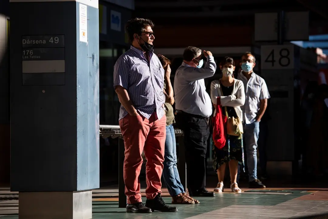 Varias personas esperan en las inmediaciones del Intercambiador de Plaza de Castilla, a 28 de junio de 2021, en Madrid, (Espa&ntilde;a).