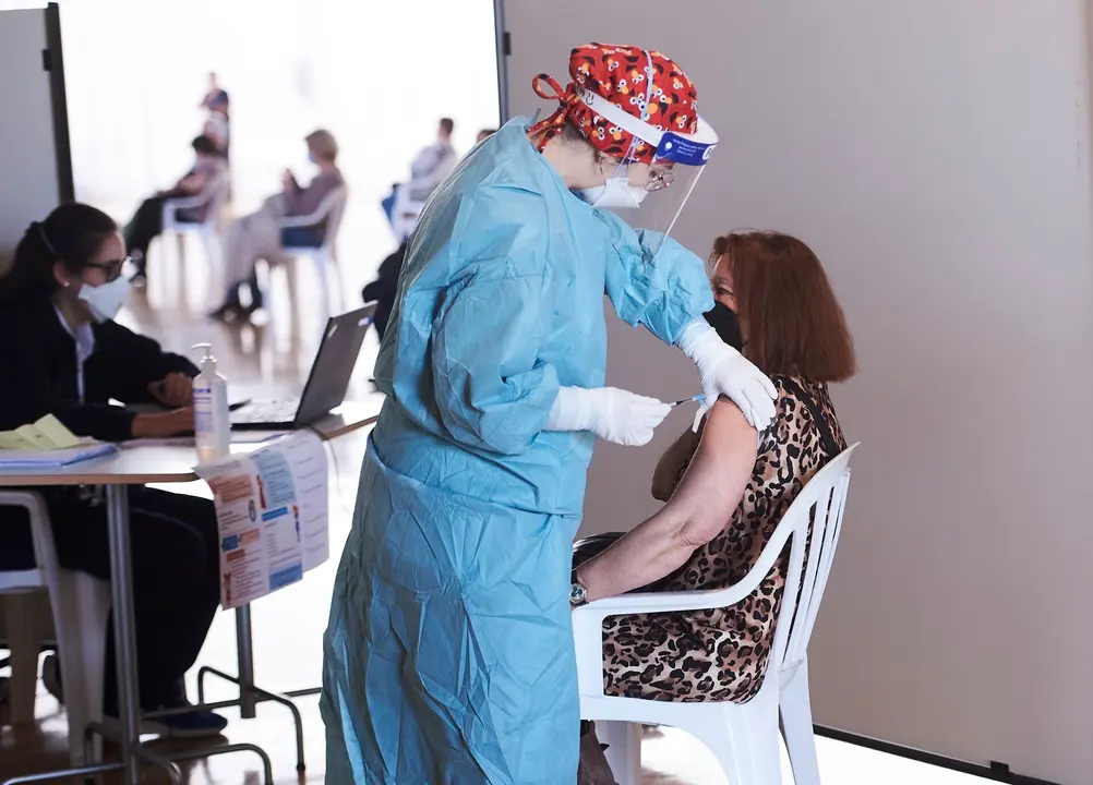 Archivo - Una mujer recibe la vacuna contra el Covid