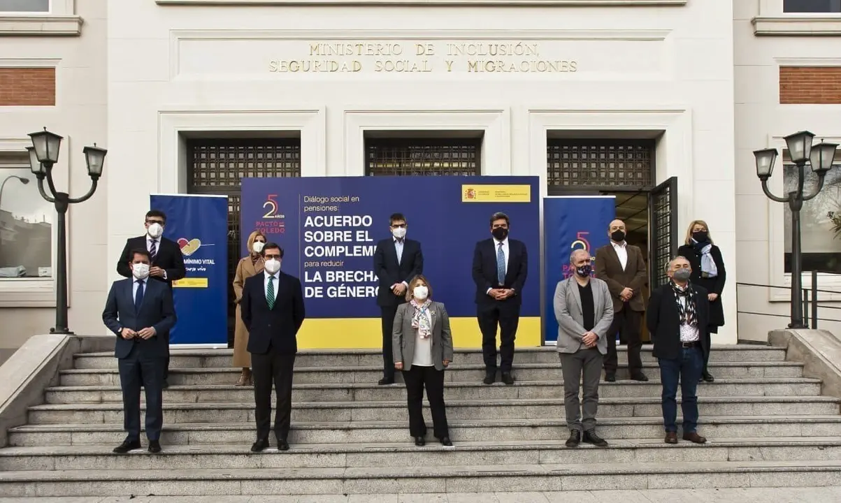 Archivo - El ministro de Inclusi&oacute;n, Seguridad Social y Migraciones, Jos&eacute; Luis Escriv&aacute;, se re&uacute;ne con los presidentes de CEOE, Antonio Garamendi, y Cepyme, Gerardo Cuerva; y los secretarios generales de CCOO, Unai Sordo, y UGT, Pepe &Aacute;lvarez.