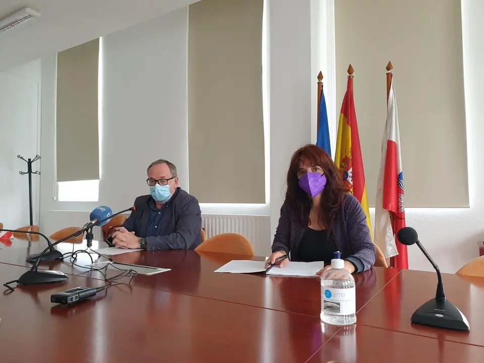 El presidente del Consejo Escolar de Cantabria, Eduardo Ortiz, y la presidenta de la Comisi&oacute;n de Igualdad del Consejo, Miriam G&oacute;mez