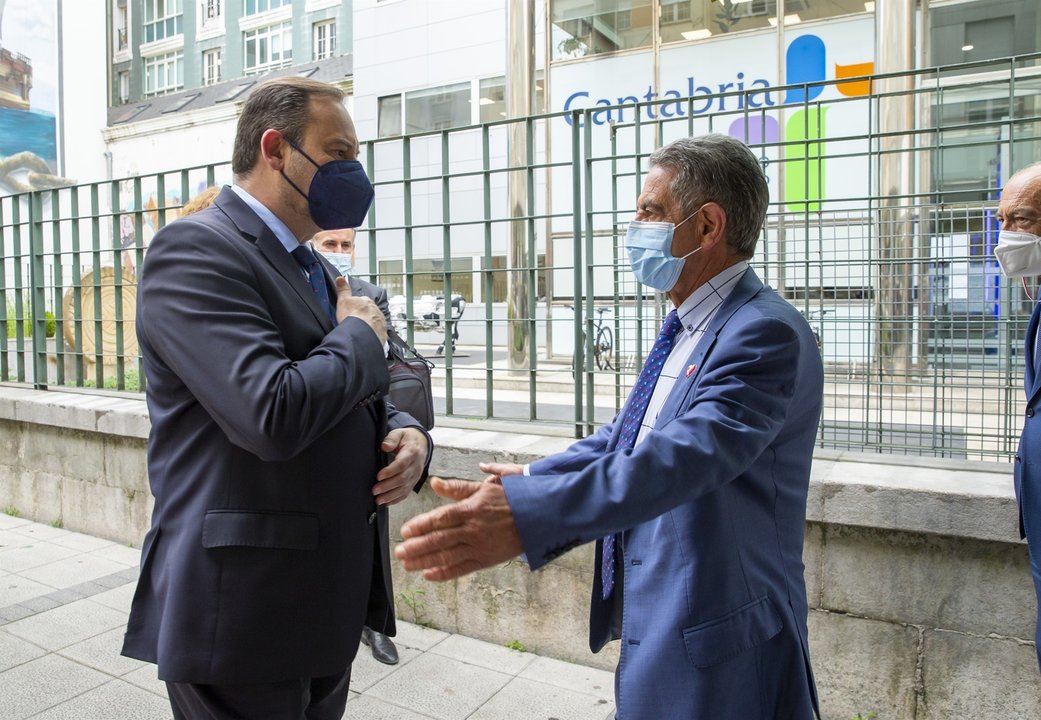 El presidente de Cantabria, Miguel Ángel Revilla, se reúne con el ministro de Transportes, Movilidad y Agenda Urbana, José Luis Ábalos