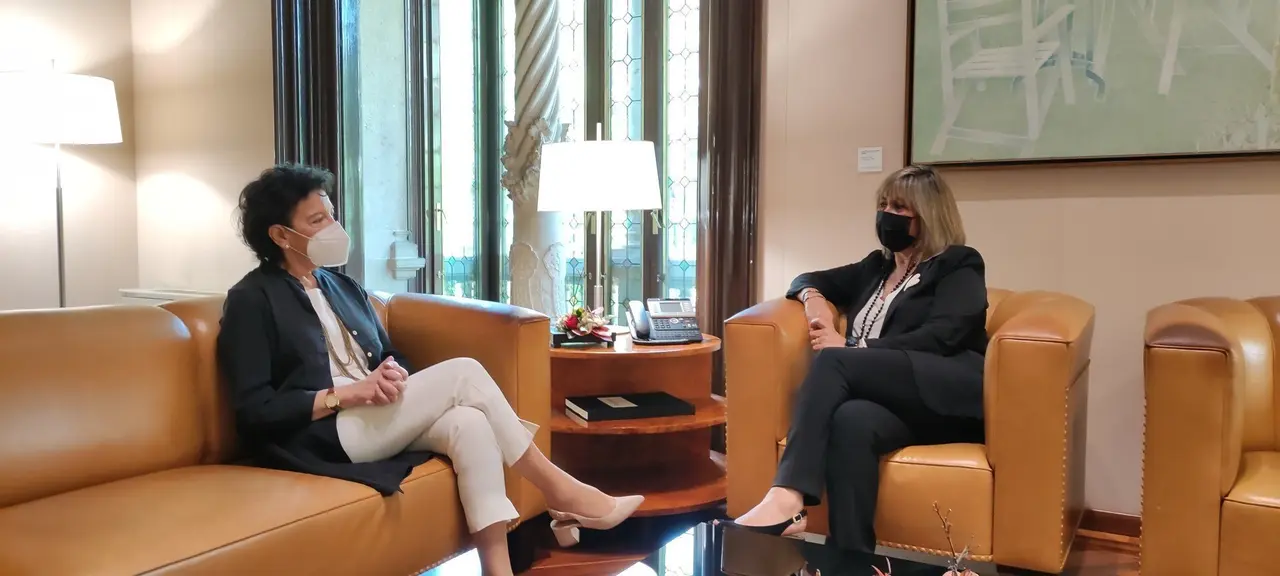 La ministra de Educaci&oacute;n y Formaci&oacute;n Profesional, Isabel Cela&aacute;, y la presidenta de la Diputaci&oacute;n de Barcelona, N&uacute;ria Mar&iacute;n.