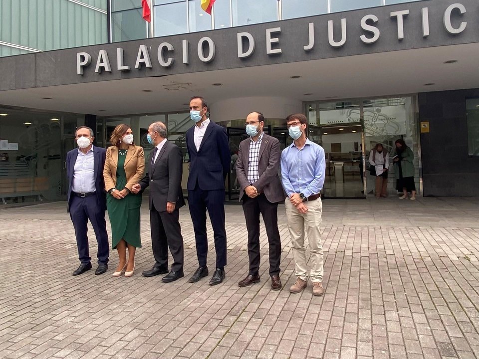 El ministro de Justicia, Juan Carlos Campo, visita los juzgados de Torrelavega