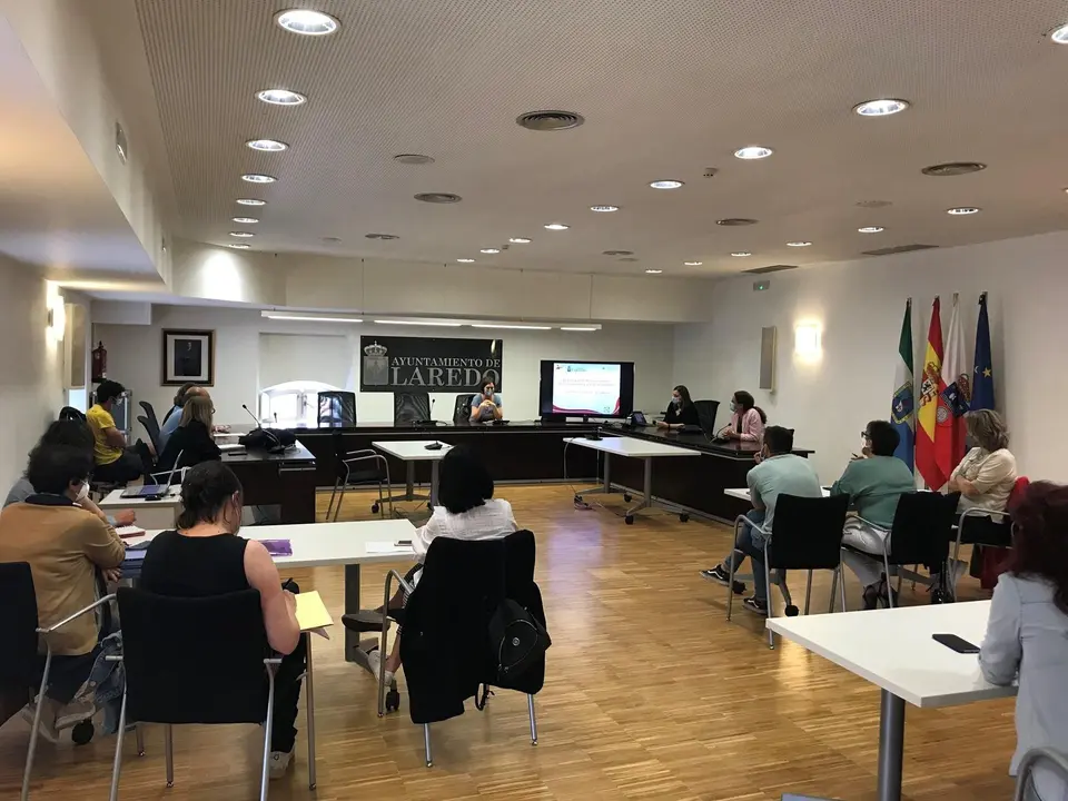 Reuni&oacute;n entre la concejala de Educaci&oacute;n de Laredo, Izaskun Sarabia, con los responsables de los centros educativos del municipio, y dos t&eacute;cnicas del programa KIVA, para tratar la implementaci&oacute;n del proyecto contra el acoso escolar
