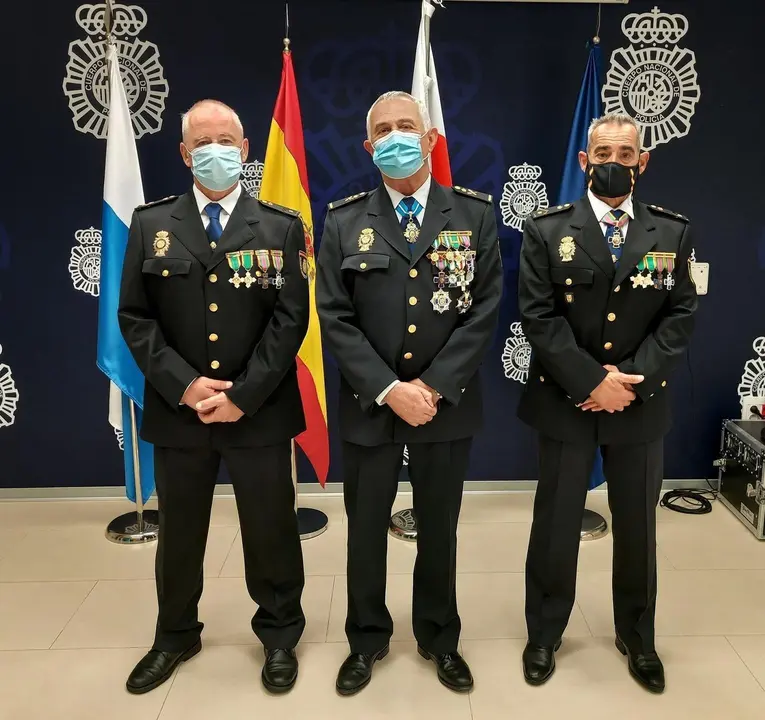 El jefe superior de la Polic&iacute;a Nacional en Cantabria, Hector Moreno, con los dos ascendidos a subinspector