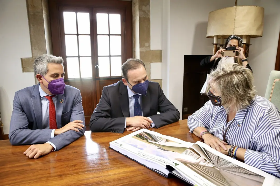 De izda a derecha: El vicepresidente de Cantabria, Pablo Zuloaga; el ministro de Transportes, Jos&eacute; Luis &Aacute;balos, y la alcaldesa de Camargo, Esther Bolado