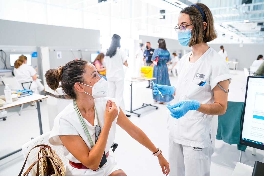 Una enfermera conversa con una mujer en el Hospital público de emergencias Enfermera Isabel Zendal, a 28 de junio de 2021, en Madrid, (España).