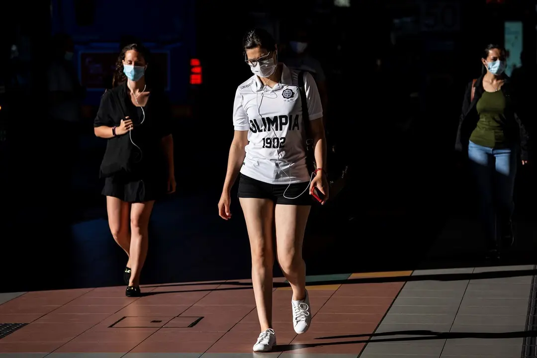 Tres mujeres caminan con mascarilla en las inmediaciones del Intercambiador de Plaza de Castilla, a 28 de junio de 2021, en Madrid, (Espa&ntilde;a).