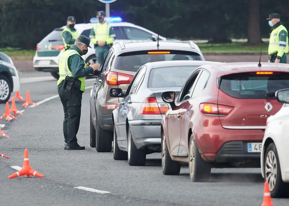 Archivo - Un agente de la Guardia Civil durante un control efectuado en Laredo, Cantabria.