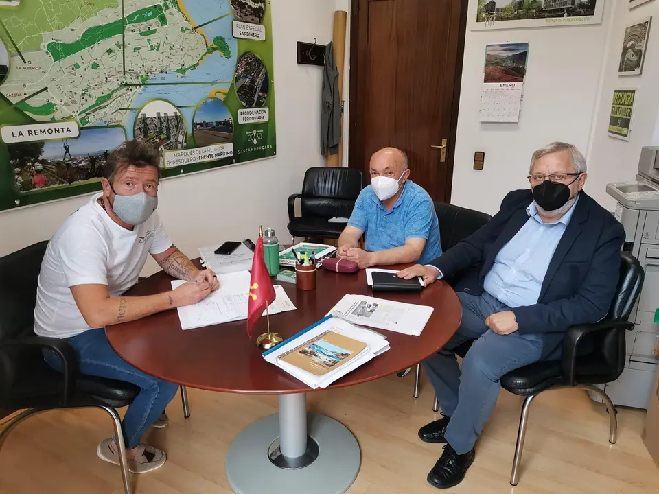 El concejal se re&uacute;ne con el Balonmano Pereda