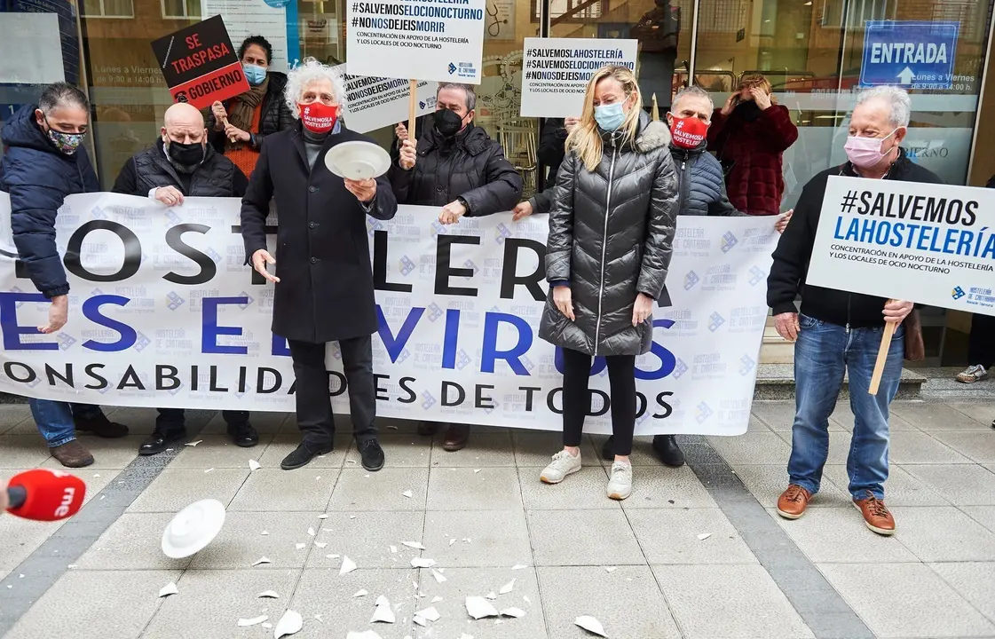 Archivo - Protesta de la Asociaci&oacute;n Empresarial de Hosteler&iacute;a de Cantabria (AEHC)  