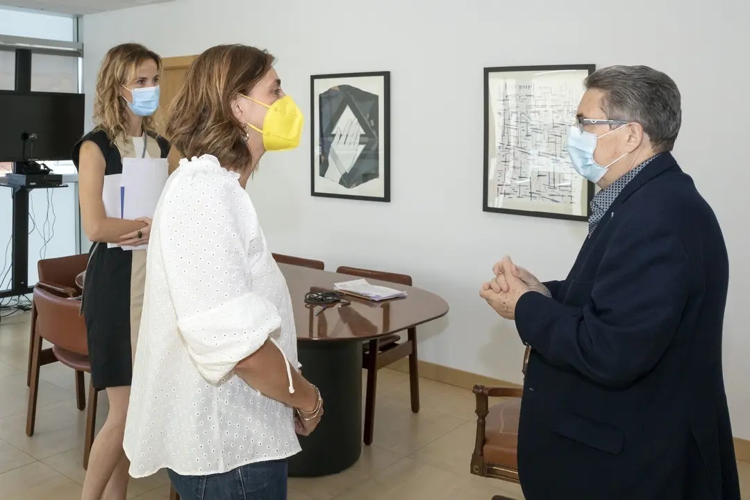 La consejera de Presidencia, Paula Fern&aacute;ndez, se re&uacute;ne con miembros del Cermi -Cantabria.