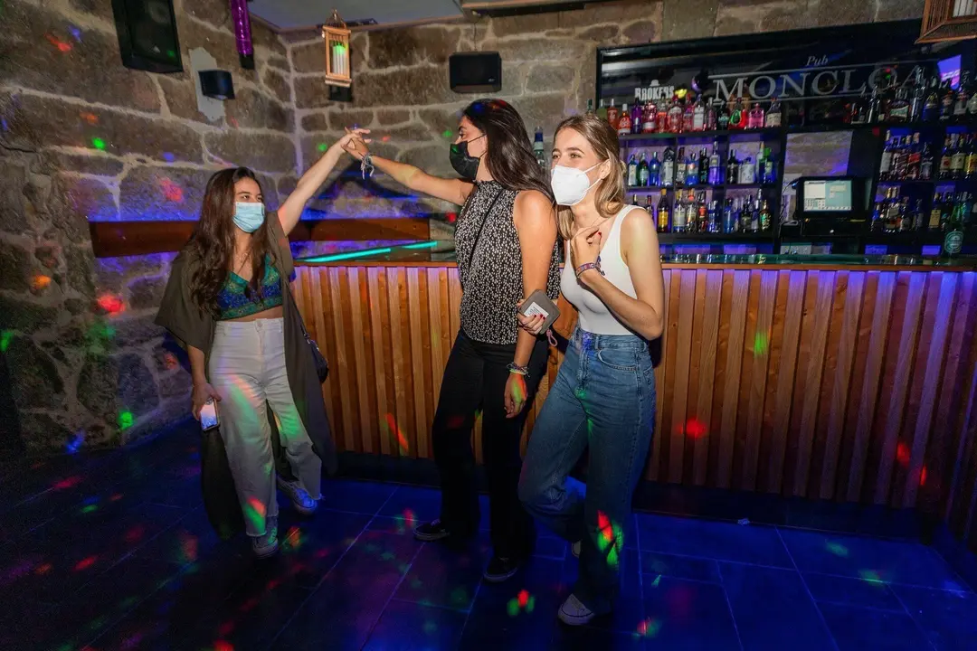 Un grupo de j&oacute;venes en un bar.