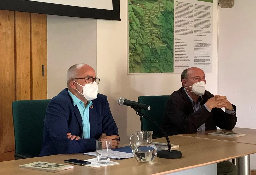 El consejero de Sanidad, Miguel Rodr&iacute;guez (i), en la presentaci&oacute;n del libro 'Una centuria en la sanidad de Cabez&oacute;n de la Sal y Valle de Cabu&eacute;rniga'