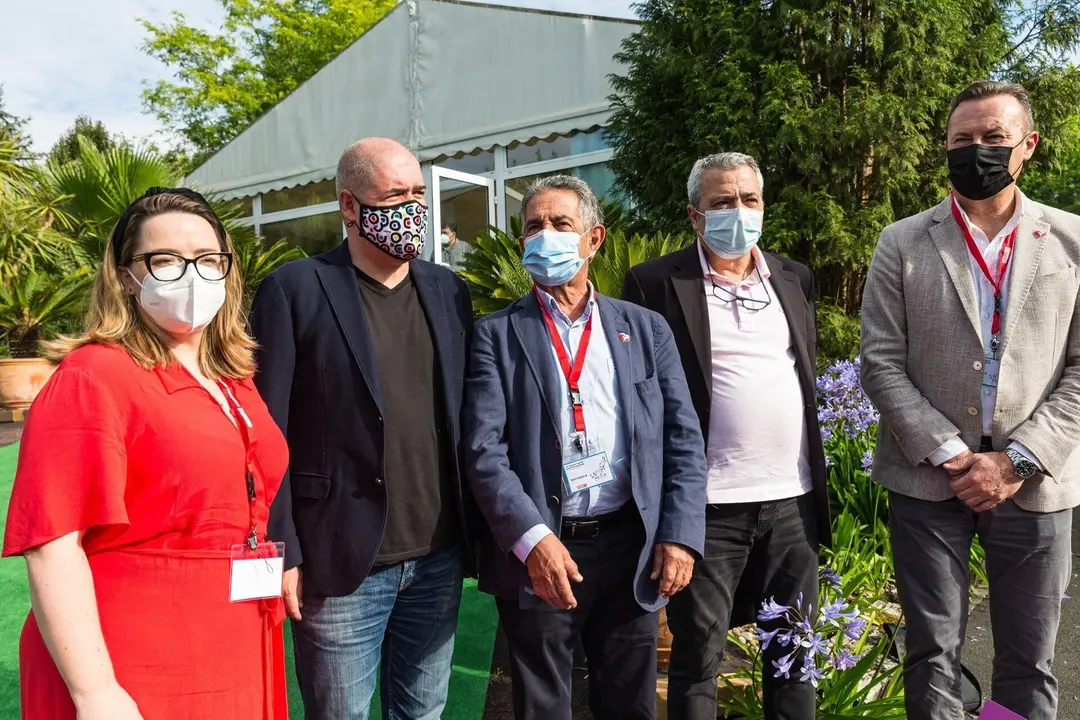 La nueva secretaria general de CC.OO de Cantabria, Rosa Mantec&oacute;n, junto al l&iacute;der nacional del sindicato, Unai Sordo, el presidente de Cantabria, Miguel &Aacute;ngel Revilla; Carlos S&aacute;nchez y Guillermo Blanco