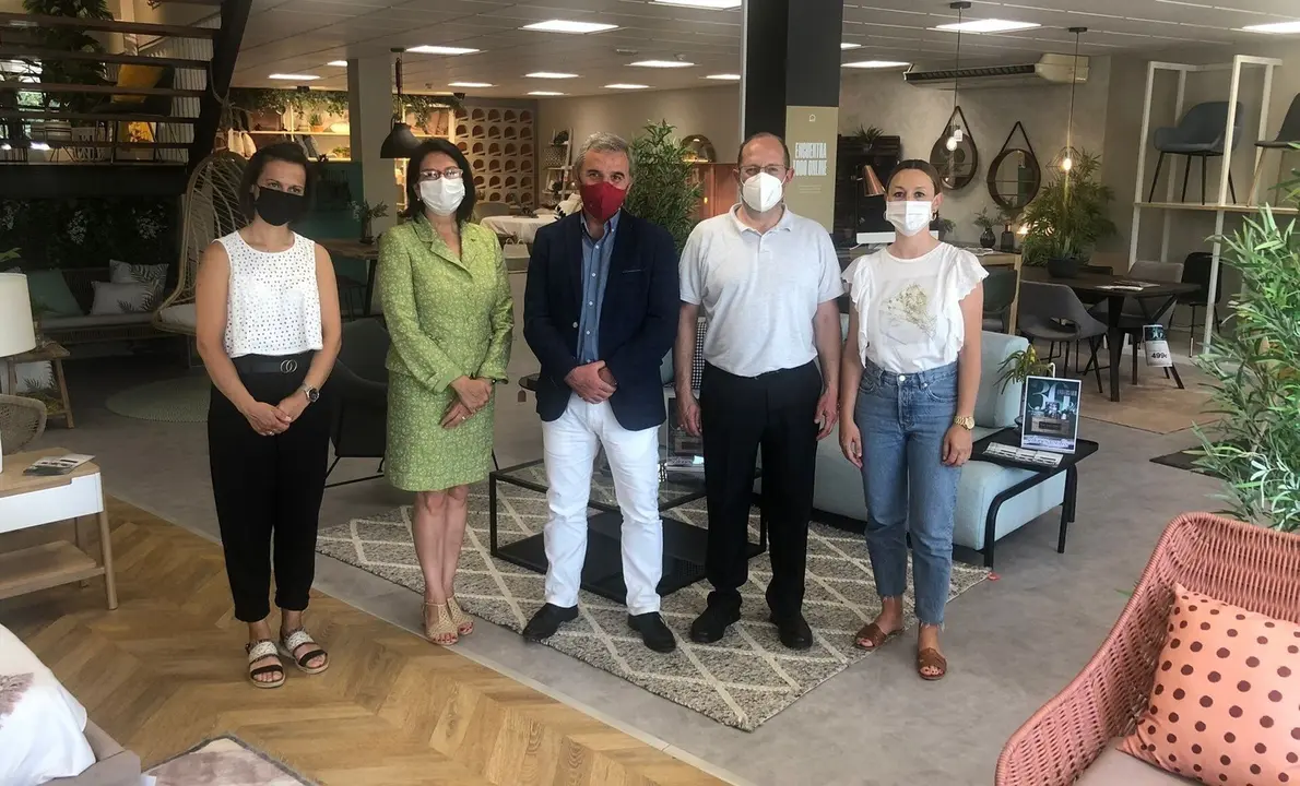 El alcalde de Santa Cruz de Bezana, Alberto Garc&iacute;a, con la directora general de Comercio del Gobierno de Cantabria, Eva Bartolom&eacute;