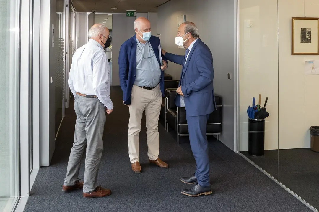 El Consejero De Industria, Turismo, Innovaci&oacute;n, Transporte Y Comercio, Javier L&oacute;pez Marcano, Recibe Al Alcalde De Riotuerto, Alfredo Madrazo