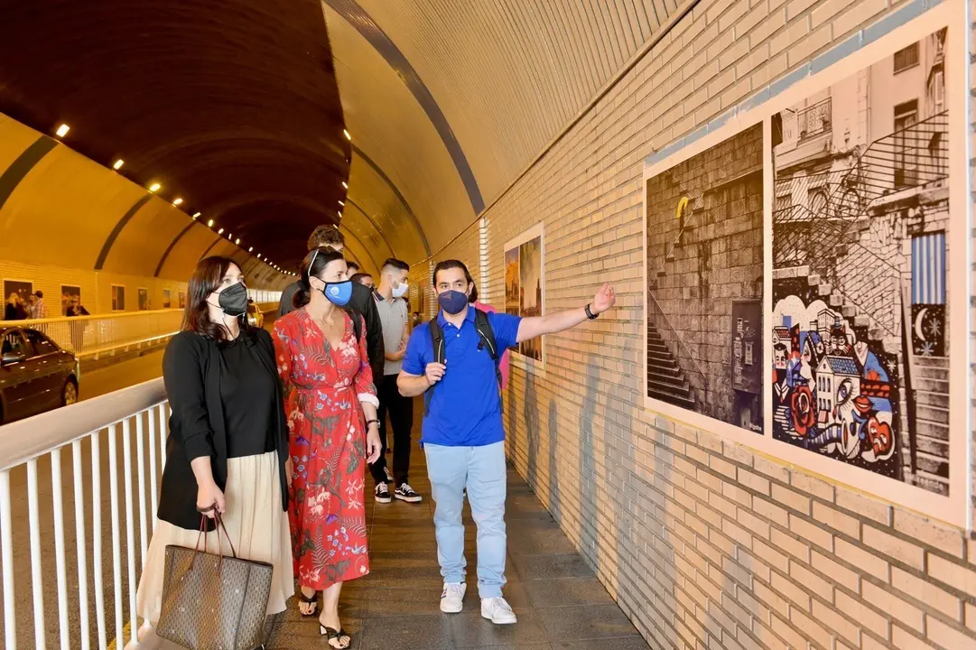 La alcaldesa de Santander, Gema Igual, en la inauguraci&oacute;n de la exposici&oacute;n 'Santander noche&d&iacute;a' en el Pasaje de Pe&ntilde;a, que re&uacute;ne m&aacute;s de 100 fotos de la ciudad hechas por instagramers