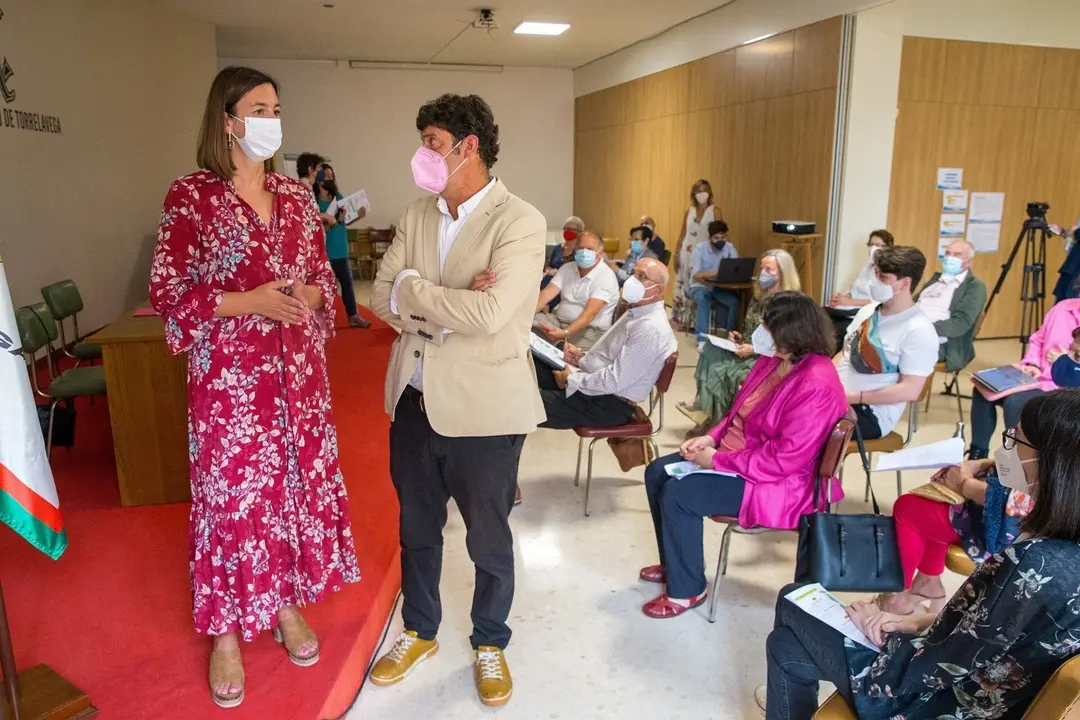 La consejera de Econom&iacute;a y Hacienda, Mar&iacute;a S&aacute;nchez, con el jurado ciudadano del proyecto 'Besaya Delibera en Europa'