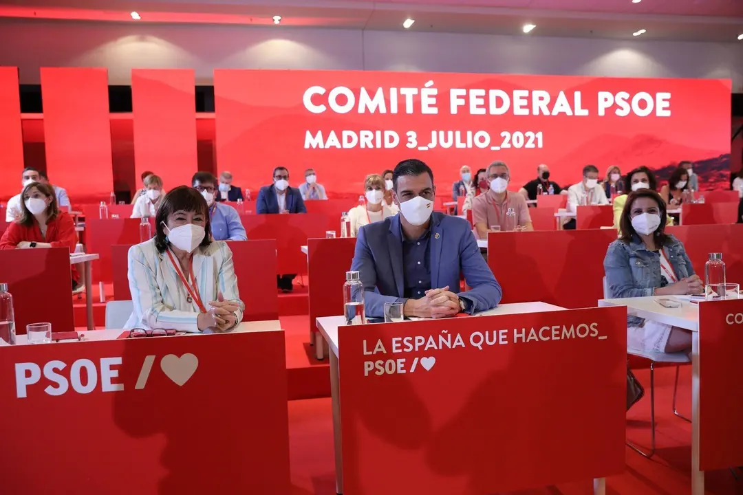 (I-D) La presidenta del PSOE, Cristina Narbona; el presidente del Gobierno, Pedro S&aacute;nchez y la vicesecretaria general del PSOE y portavoz del Grupo Parlamentario Socialista en el Congreso, Adriana Lastra, en el Comit&eacute; Federal del PSOE