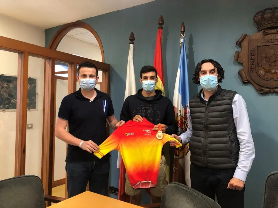 De izda a derecha: El concejal de Deportes de Astillero, Alejandro Hoz; el ciclista Iv&aacute;n Cobo, y el alcalde, Javier Fern&aacute;ndez Sober&oacute;n