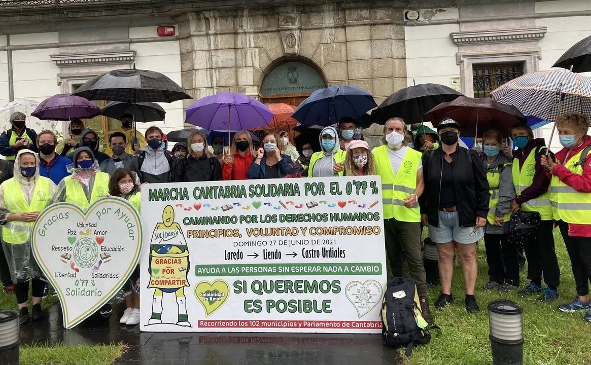 Marcha Cantabria Solidaria por el 0,77% de Laredo a Castro Urdiales.