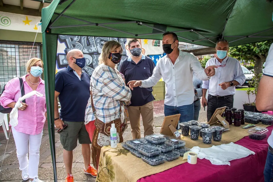 El consejero de Desarrollo Rural y Alimentaci&oacute;n, Guillermo Blanco, y la alcaldesa de Camargo, Esther Bolado, en el Mercado 'Cantabria Mano a Mano' en Malia&ntilde;o