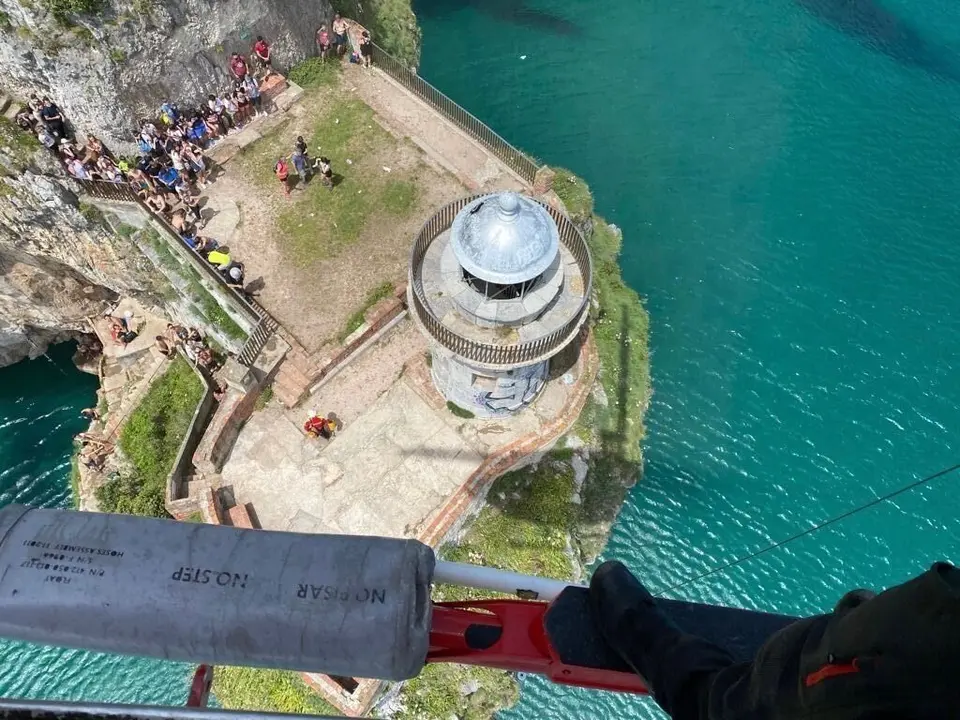 El helic&oacute;ptero medicalizado del Gobierno rescata a un madrile&ntilde;o que hab&iacute;a sufrido un ataque epil&eacute;ctico en el Faro del Caballo, en Santo&ntilde;a