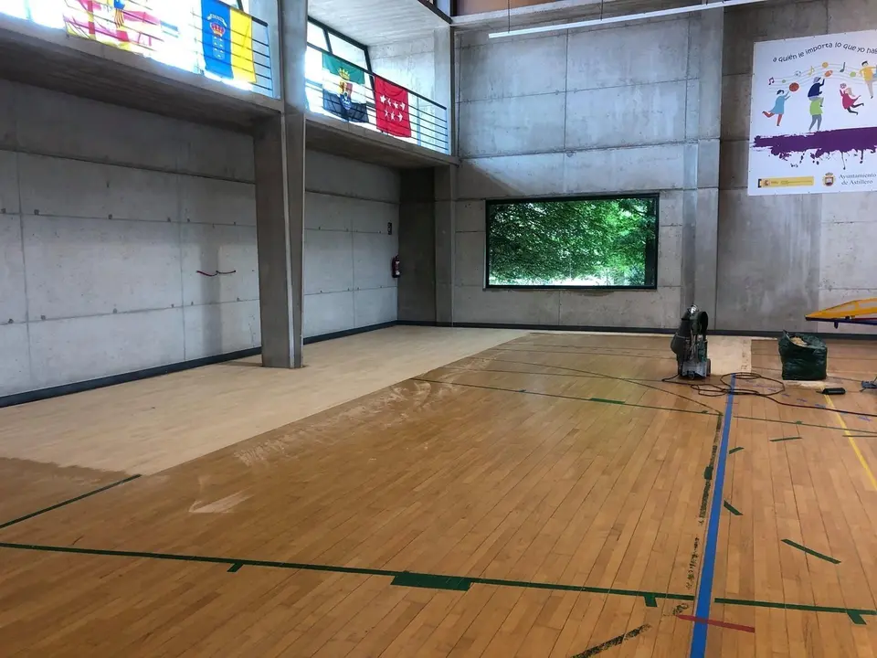 Rehabilitaci&oacute;n del suelo del polideportivo Guillermo Cort&eacute;s de Guarnizo