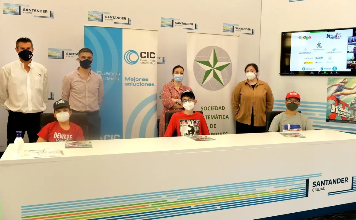 La concejala de Educaci&oacute;n, Noem&iacute; M&eacute;ndez, con tres alumnos santanderinos participantes en la Olimpiada Matem&aacute;tica Nacional