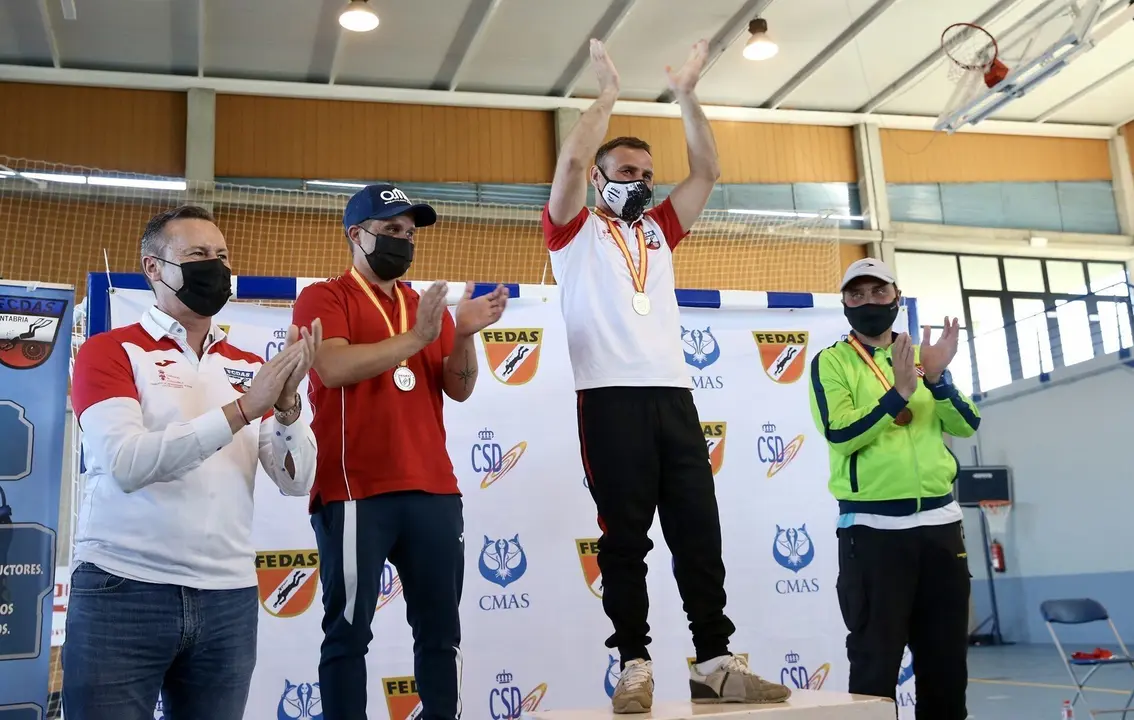 El santanderino &Aacute;ngel Cruz, campe&oacute;n de Espa&ntilde;a de pesca submarina en lo m&aacute;s alto del podio, en presencia del consejero de Desarrollo Rural, Ganader&iacute;a, Pesca, Alimentaci&oacute;n y Medio Ambiente, Guillermo Blanco (izda)