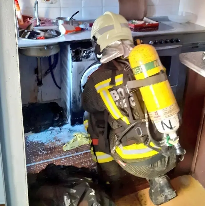 Efectivos del 112 en la vivienda de Santo&ntilde;a en la que ha habido un fuego en la cocina