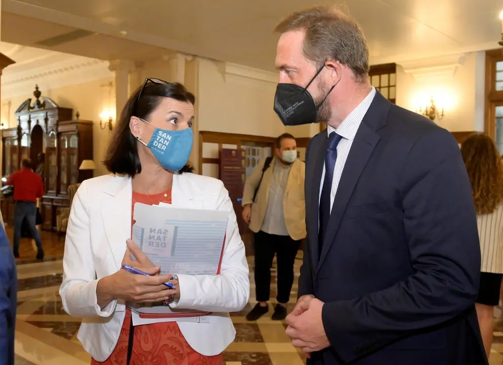 La alcaldesa de Santander  y el secretario de Estado de Turismo