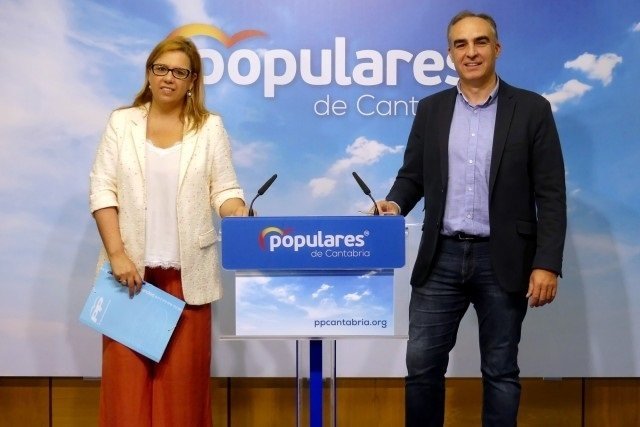 La diputada nacional y el senador del PP de Cantabria, Elena Castillo y Javier Puente, en rueda de prensa