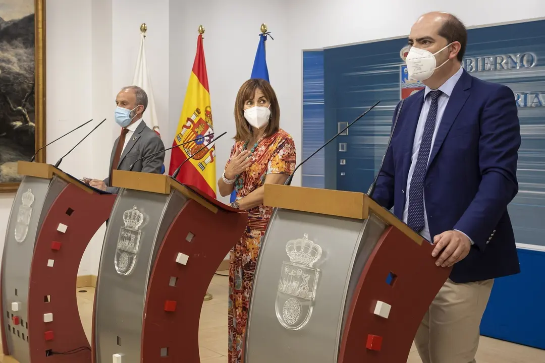 La Consejera De Empleo Y Pol&iacute;ticas Sociales, Ana Bel&eacute;n &Aacute;lvarez, Acompa&ntilde;ada Del Director Del EMCAN, Jos&eacute; Manuel Callejo, Y Del Director General De Trabajo, Gustavo Garc&iacute;a, Presenta Los Incentivos Destinados A Fomentar La Contrataci&oacute;n Indefinida Y Juvenil.